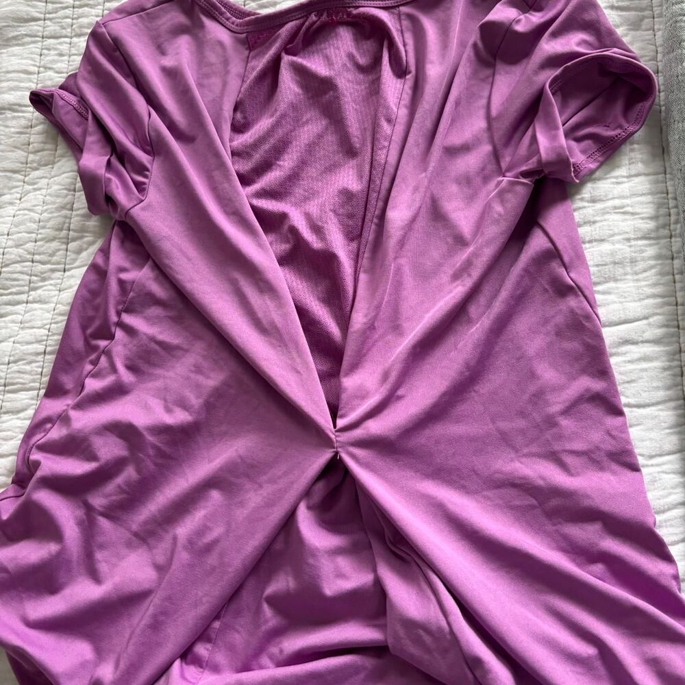AMAZON Twist Tie Magenta Purple Medium Lightweight Activewear Women's T-Shirt